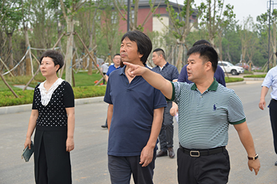 2017年6月1日，全国著名作家刘震云老师来到凤凰谷乐活小镇考察调研，公司领导对刘震云老师的到来表示热烈的欢迎。